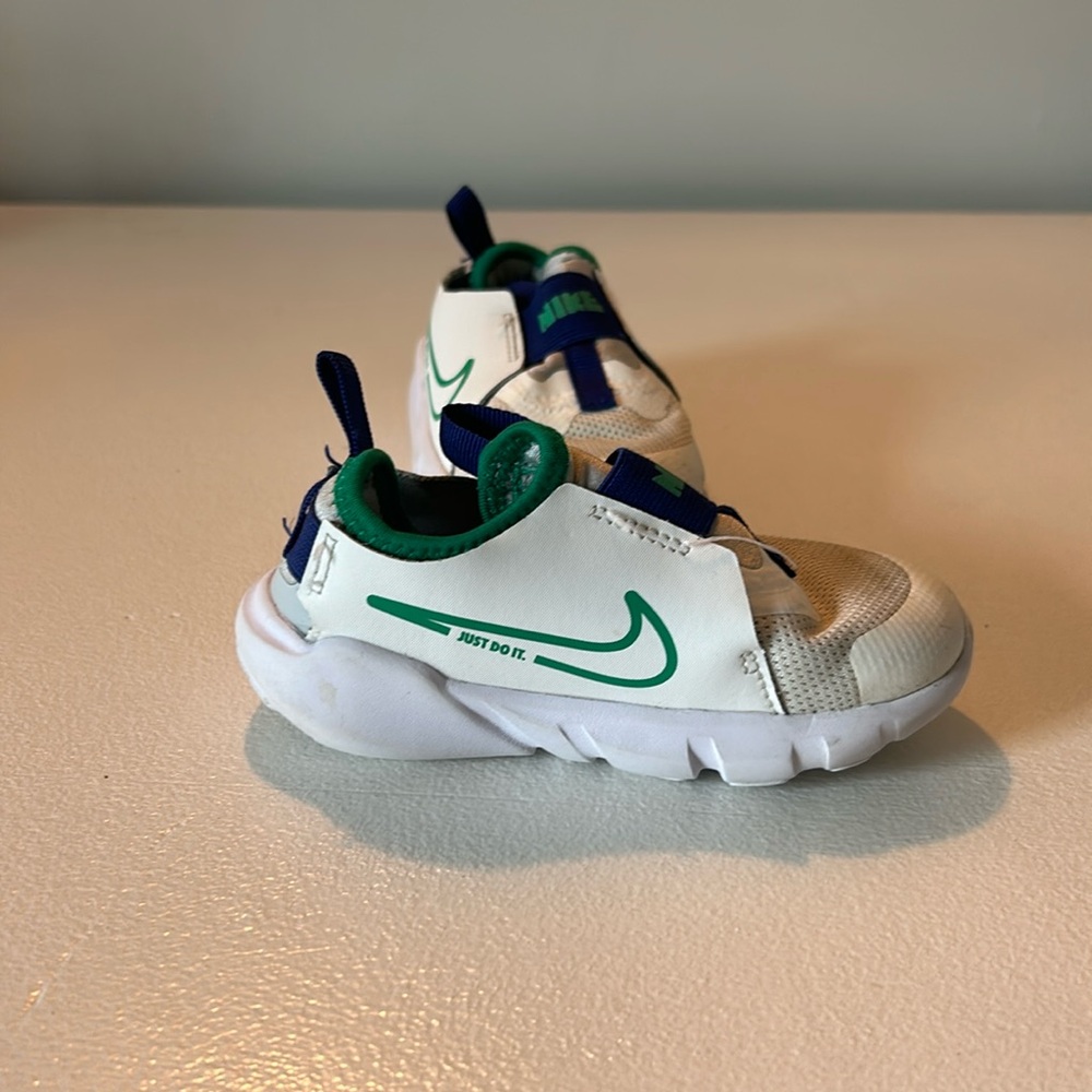 Nike Omni multi court sneaker size 8